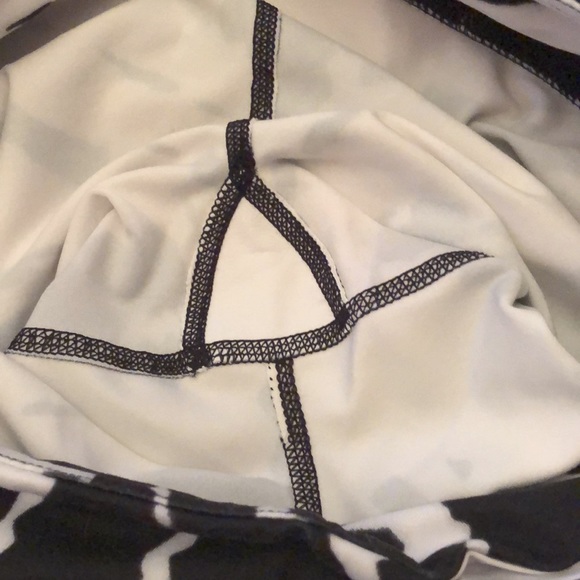 Alo Cropped Airbrush Legging in Black White Print Size Small - Picture 10 of 17